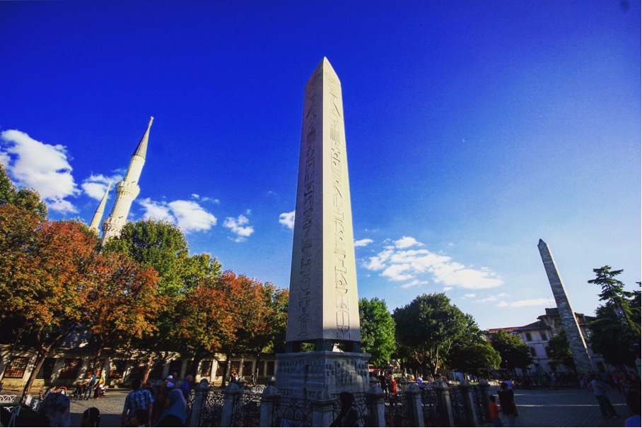 EGYPTIAN OBELISK AT ROMAN HIPPODROME SQUARE IN ISTANBUL - Tour Turkey